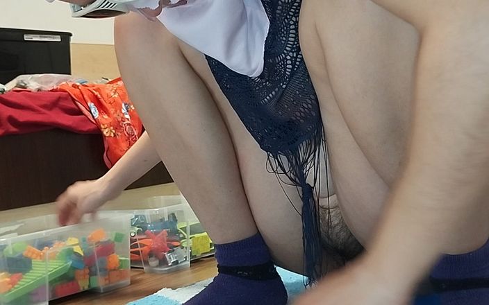 Mirsur: 性感的继母裸体做家务。热毛浓密的拉丁阴户，大奶子，大屁股