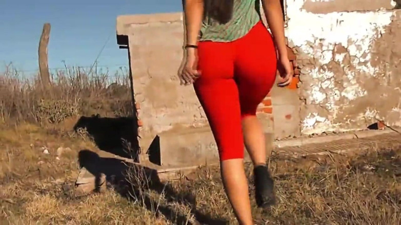 Argentina Latina Amateurs: Hete latina Yessy met schattige naturals cameltoe en poesje buitenshuis