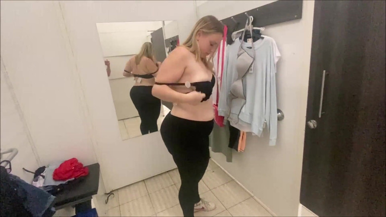 Bootyass Girl: Boquete rápido no vestiário da Tesco