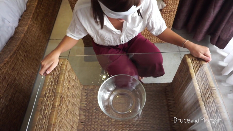 Bruce-and-Morgan: Permainan meja kaca