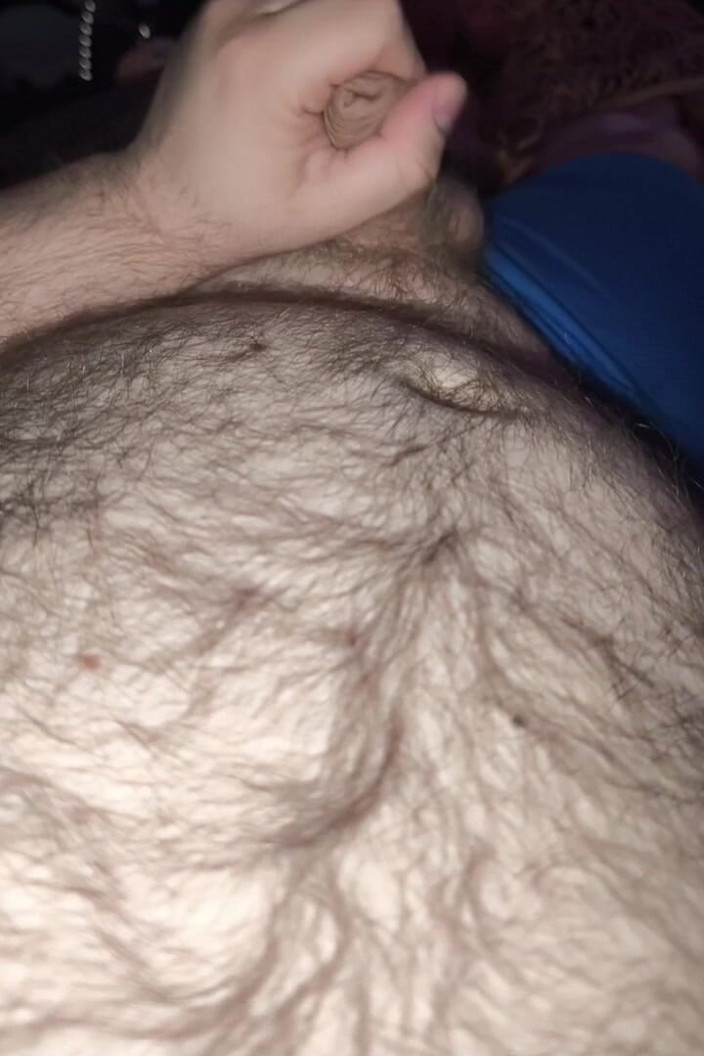 BearPup Akuma: Urso gordo se masturbando e gozando na barriga peluda