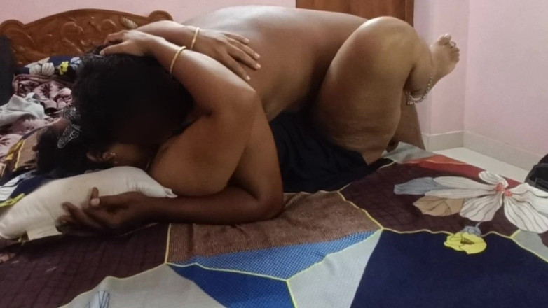 Black & white desicat: Bengalische betrügende hausfrau auf blauen sexy dessous muschi vollgespritzt