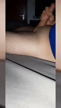 Un grosso cazzo bianco viene masturbato fino a quando non viene sborrata 2
