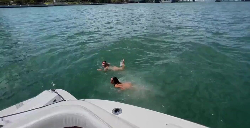 Дж. Мак: Дика яхта втрьох з Келсі Монро і Кірою Перес на відкритих водах