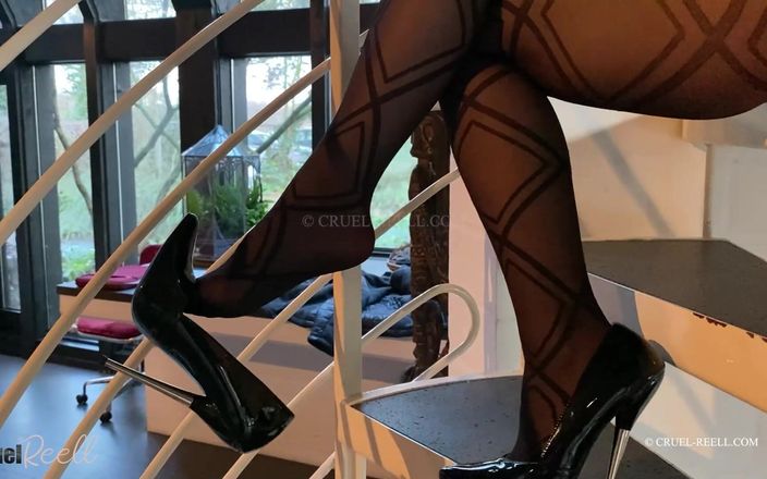 Cruel Reell: Baumelnende high heels