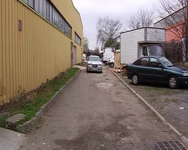 Videos Francaises: Nasty Brunette French Wife Sucks Dick in the Back Office