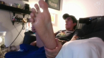 Lymph Guy: Amputee kendine ayakla muamele çekiyor dölleme