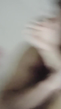 Demoliendo sus hermosas tetas, con tijeras y más