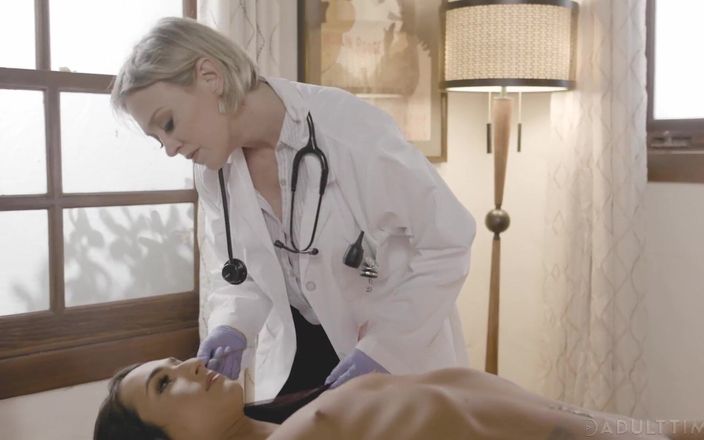 Transfixed ADULTTIME: Transfixed - doctorița matură sexy Dee Williams conduce o examinare intimă...