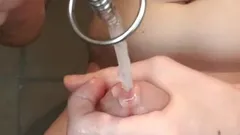 Eyaculación en juguete claro y hueco con nervadura, cabeza ancha que apenas cabe en mi uretra!