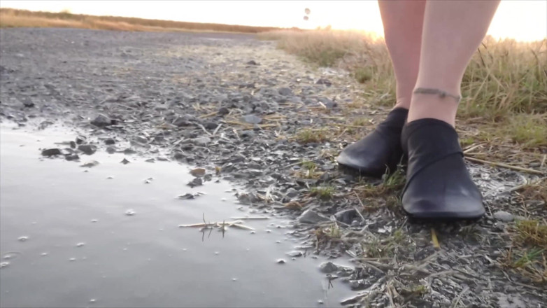 Footfetish: pokhar men chamkile pentihoj aur samudr tat ke joote