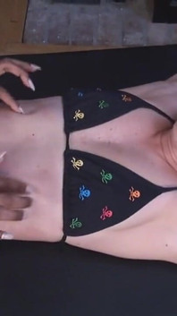 Une jolie blonde se fait chatouiller dans un bondage