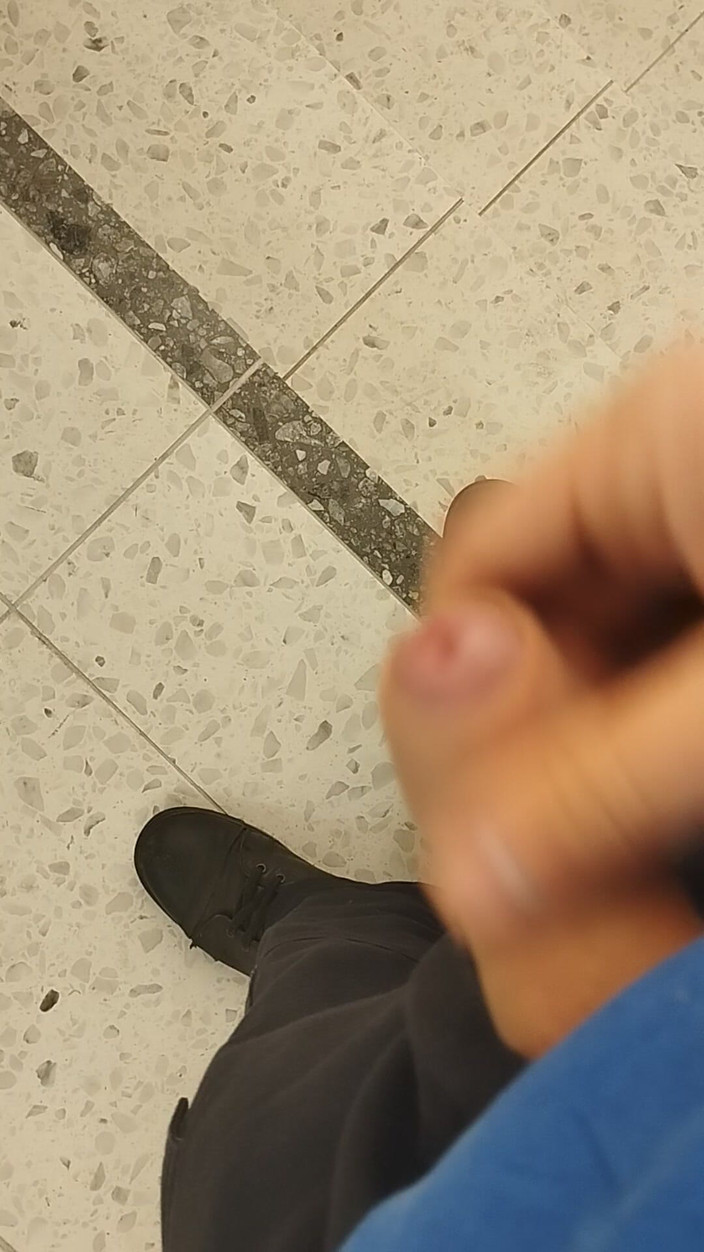 Bayer911: Дуже ризикована мастурбація на сходах парковки