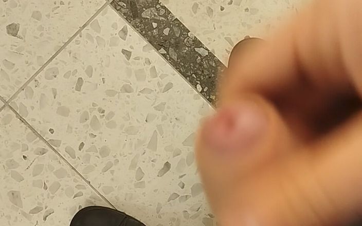 Bayer911: Masturbasi berisiko banget di tangga parkir