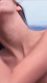 Geiles teen Jennyfer wird von zwei typen über den dächern von Berlin in den arsch gefickt