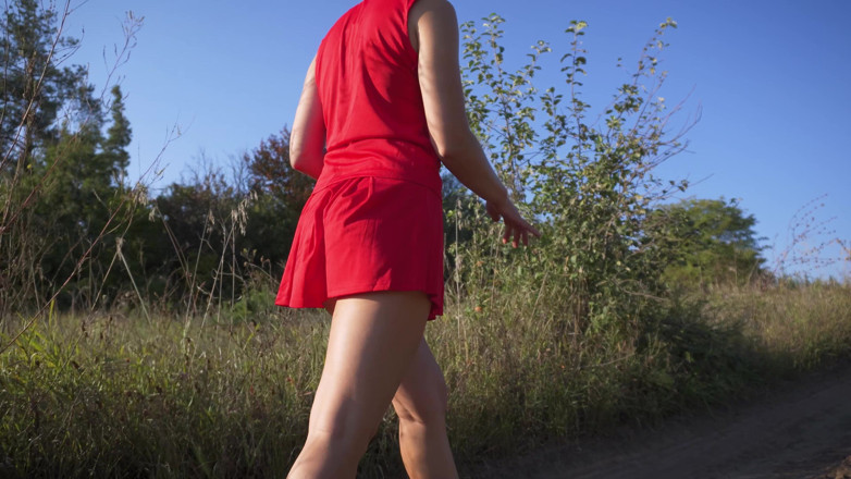 Teasecombo 4K: 야외에서 엉덩이를 깜박이는 짧은 드레스를 입은 소녀