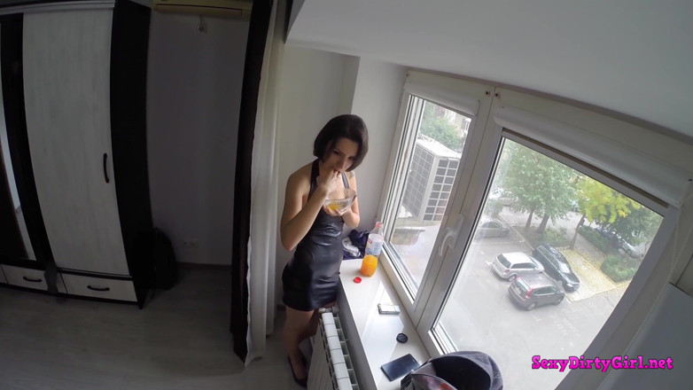 Sexy Dirty Girl: Beau suc și se îneacă cu el