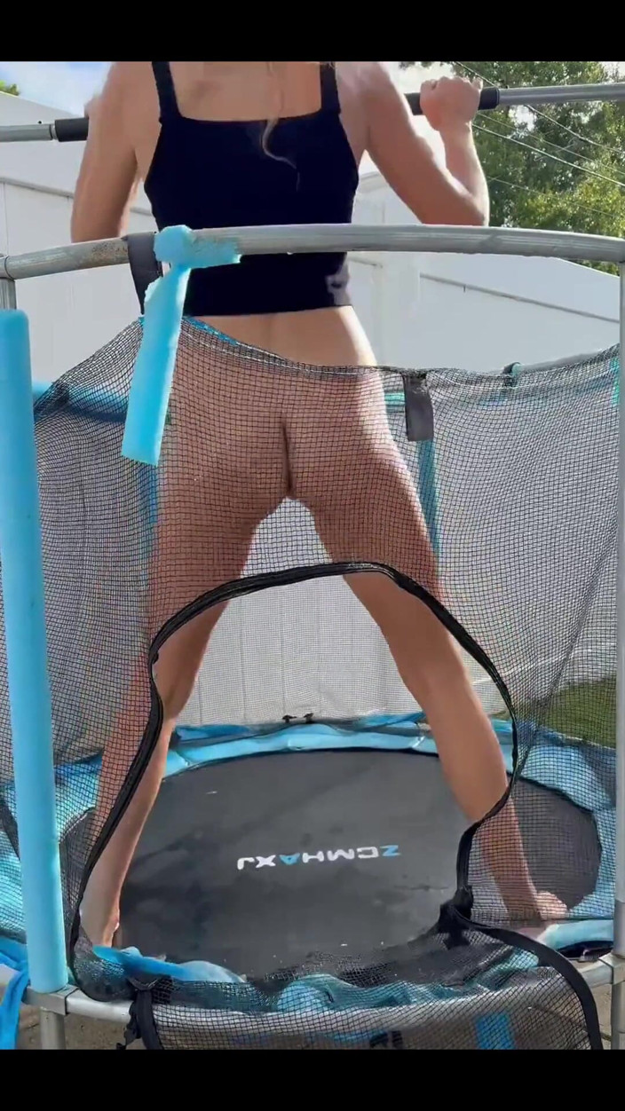 Tiffstreatsxoxo: Kencing sambil di trampoline