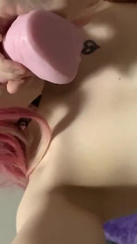 Lief meisje in visnetten gebruikt een dildo om haar poesje te neuken