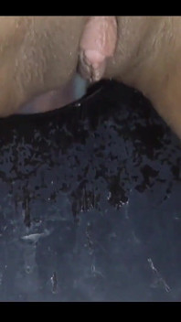 Kouřila jsem černého ptáka s potěšením u gloryhole a dokonce jsem mu dala můj zadek! Část 2