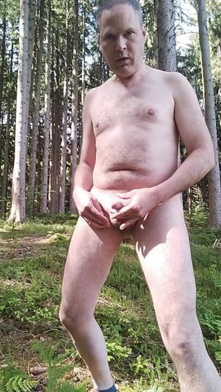 Showmaster: Jerking off in the forest