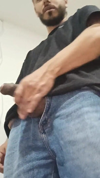 청바지에서 자지를 빼내는 라틴계 여자