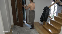 RalphXXXpl: Doručovatel z Amazonu mě tvrdě šuká a stříká mi na obličej