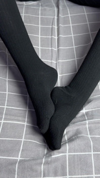 Solo Estáis Tú Y La Señora Con Calcetines Largos Negros
