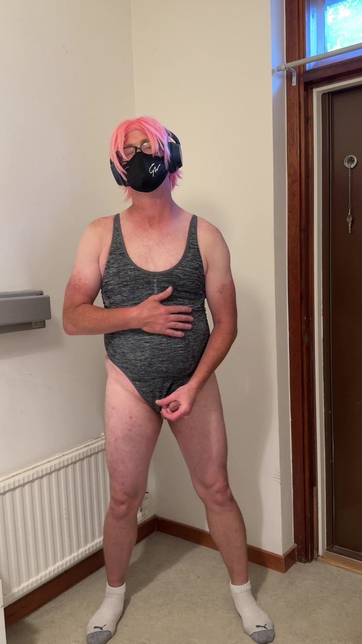 Julia Trans: Trany slaat kont, ballen en masturbeert en komt klaar voor...