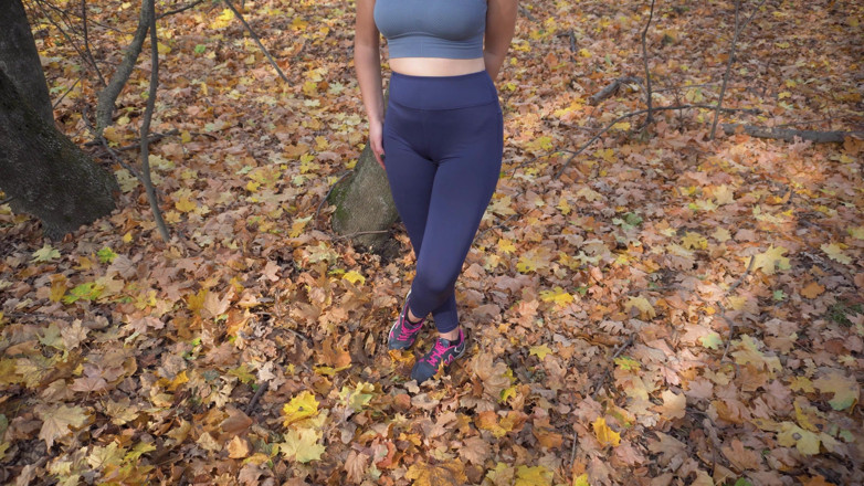 Teasecombo 4K: Une fille en pantalon de yoga taquine la grosse chatte...