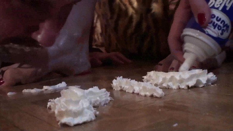 Foot Girls: Krim disebat dari kaki dewi