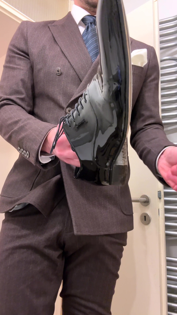Master Shiny Shoes: Zakenman in pak masturbeert op zijn lakleren schoenen