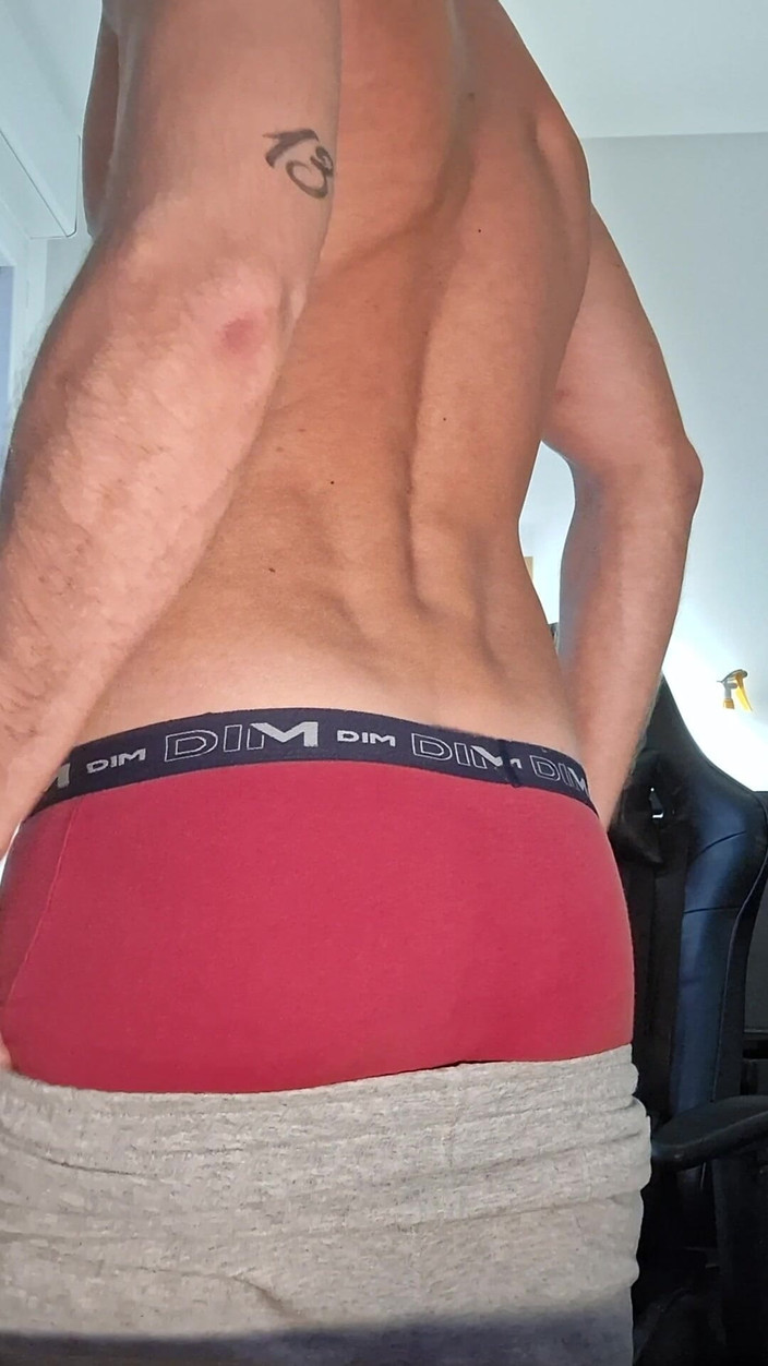 Xfroska: Svlékám se před tebou, ukazuji svůj zadek a miluji dívat...