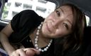 Asian Public Sluts: Adorável japonesa linda mastiga um pau duro em um carro