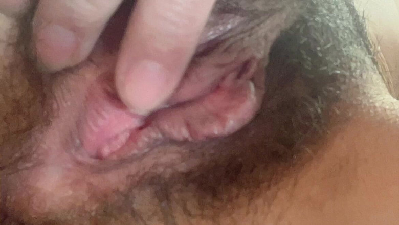 sweethanajapanese: Sclose dans la lèvre de sa chatte poilue minuscule au...