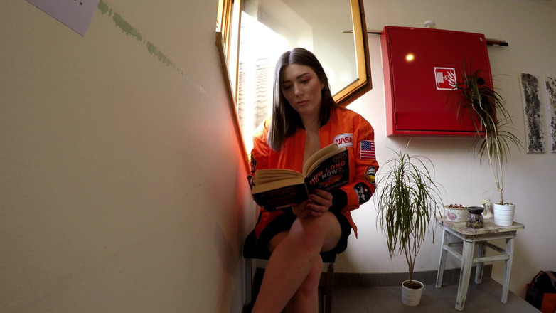 No panties TV: Гаряча туга пухка пизда сексуальної брюнетки, впливова в соціальних мережах, без трусиків у короткій міні-спідниці, дражнить