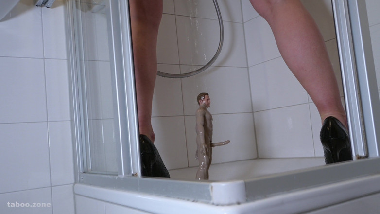 PeeFetish: Jag pissar på boner av en dvärg