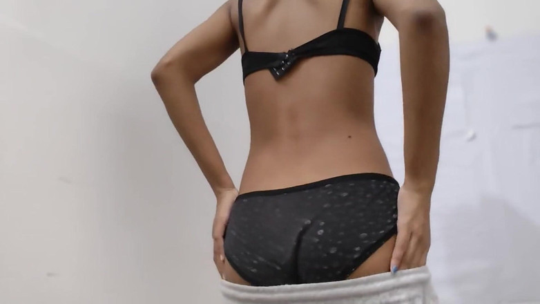 desigirl93: Perawan melucuti pakaian di kamar mandi untuk masturbasi