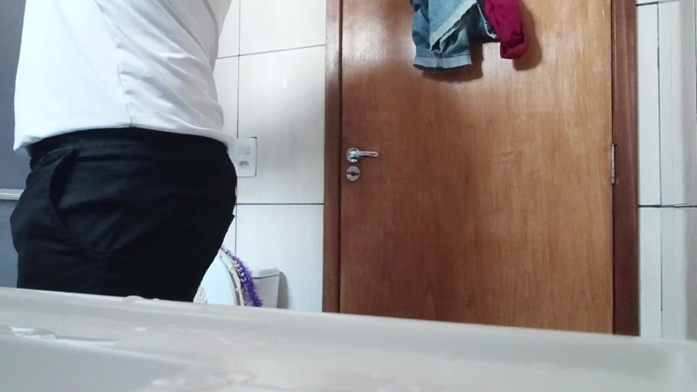 amateurbrazilian: Me Encanta Enseñar Mi Culo Grande En El Baño