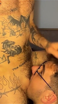 穿着衣服的极客matthew Finns崇拜纹身的dom xxx跳过ftm阴户