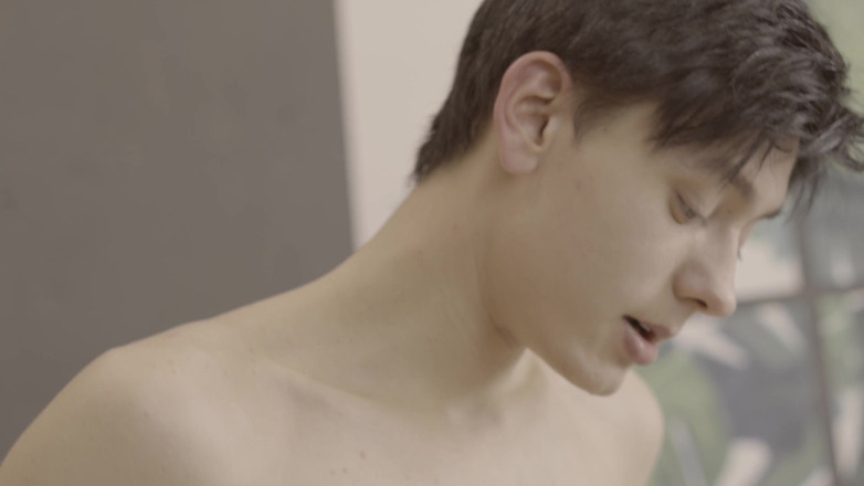 Gay Deluxe: Der schwanz eines hübschen schwulen teenagers knallt das arschloch seines...