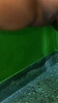 Ammu steht nach einem bad, mit Wasser tropft aus kopf und muschi