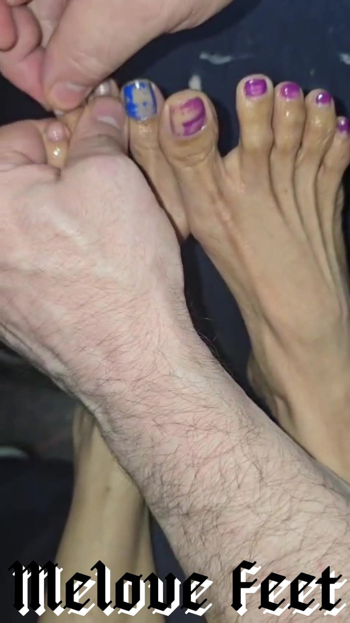 Naelor: Melove 2 couleurs de vernis à ongles sur ses petits pieds