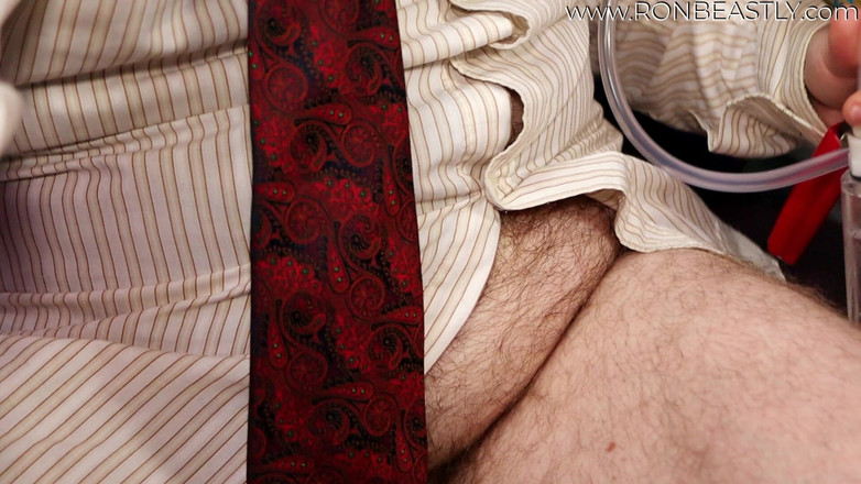 RonBeastlyFTM: POV: あなたのトランスパパがポンプであなたの小さなペニスを大きく見せる方法を見せてくれます