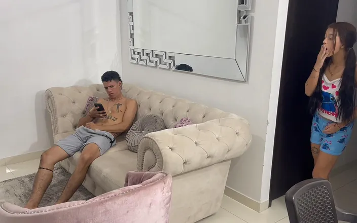 Kyleipalvin: 我害羞的继妹发现我在自慰，想要我狠狠地操她，直到她高潮