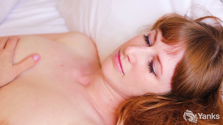 Yanks: สาวผมแดง Chloe B ทําให้แน่ใจว่าหีเธอโดนใช้นิ้ว