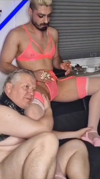 Styvfar använder söt femboy och får sperma