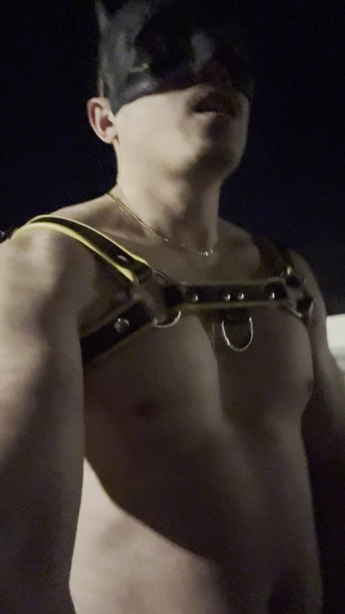 barenakedboy: Midnight Muscle Tease: Asian Hunk Flexes Ass &amp; Biceps in Yellow...