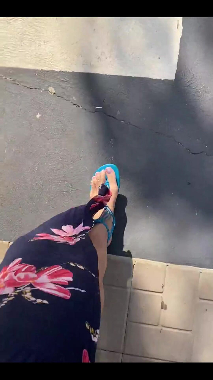 KiffaFeet: 早上好，穿着我性感的双腿和蓝色凉鞋