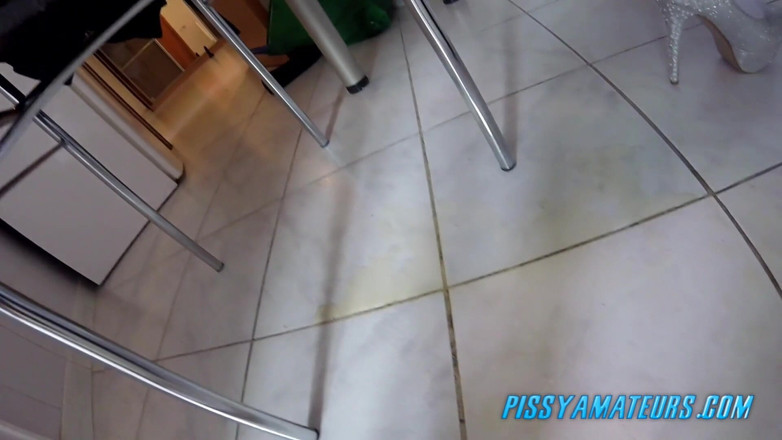 Pissy Amateurs: Awek kencing seksi merokok dan...